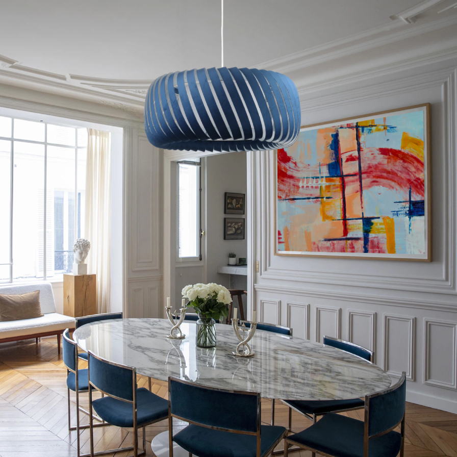Suspension Contemporaine chic en velours bleu installé dans une salle à manger parisienne